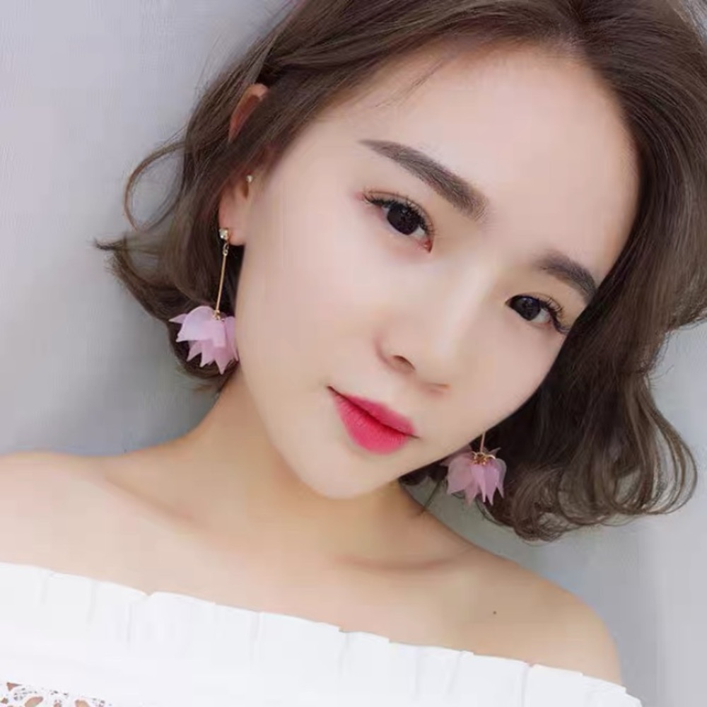 Floral earrings in Pink color
